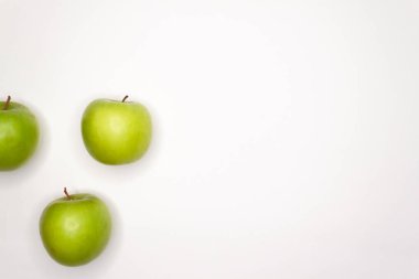 Beyaz arka planda sebze ve meyveler