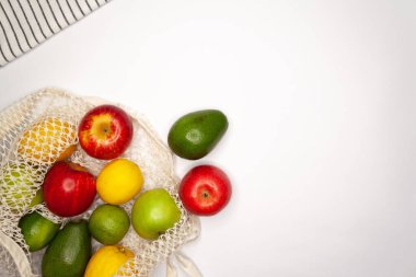 Beyaz arka planda sebze ve meyveler