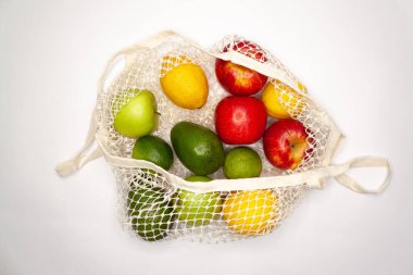 Beyaz arka planda sebze ve meyveler