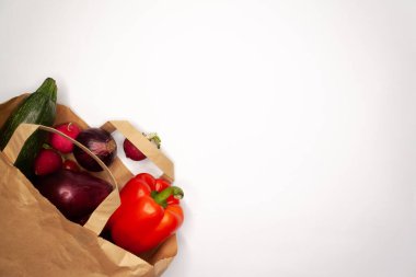 Beyaz arka planda sebze ve meyveler