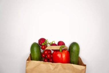 Beyaz arka planda sebze ve meyveler