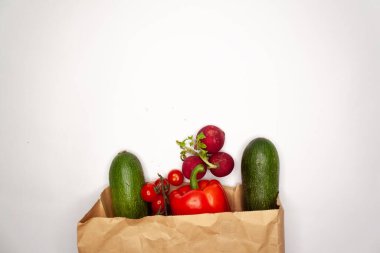 Beyaz arka planda sebze ve meyveler