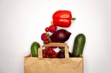 Beyaz arka planda sebze ve meyveler