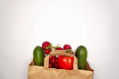 Beyaz arka planda sebze ve meyveler