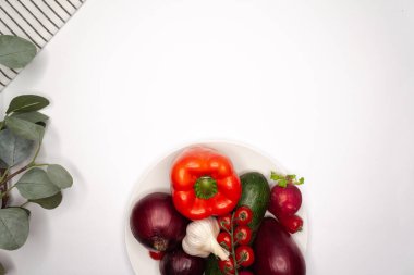 Beyaz arka planda sebze ve meyveler