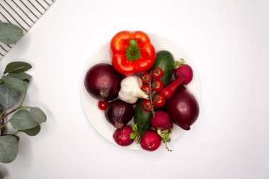 Beyaz arka planda sebze ve meyveler