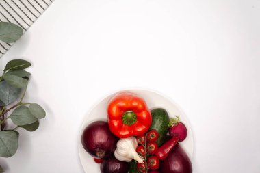 Beyaz arka planda sebze ve meyveler