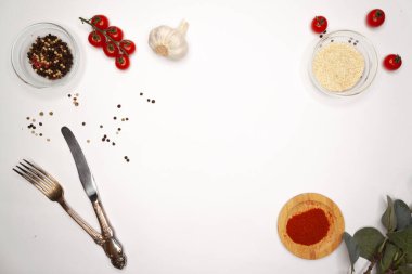 Beyaz arka planda sebze ve meyveler