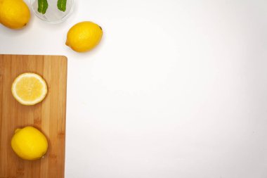 Beyaz arka planda sebze ve meyveler