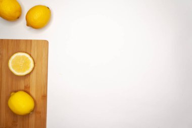 Beyaz arka planda sebze ve meyveler