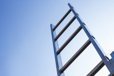 merdiven ve gökyüzü