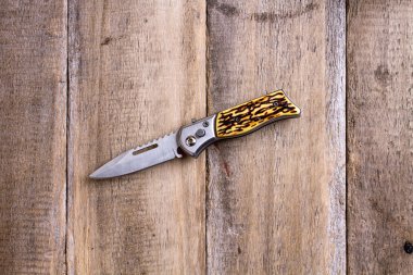 ahşap üzerine av bıçağı