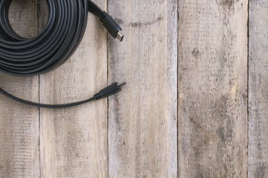 HDMI kablosu ahşap üzerine