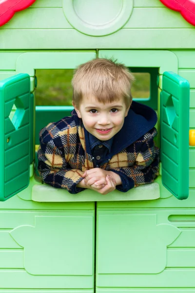 Bambino guarda fuori dalla finestra — Foto Stock