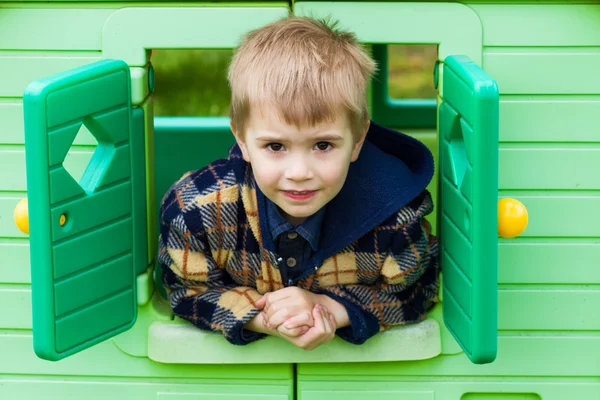 Bambino guarda fuori dalla finestra — Foto Stock