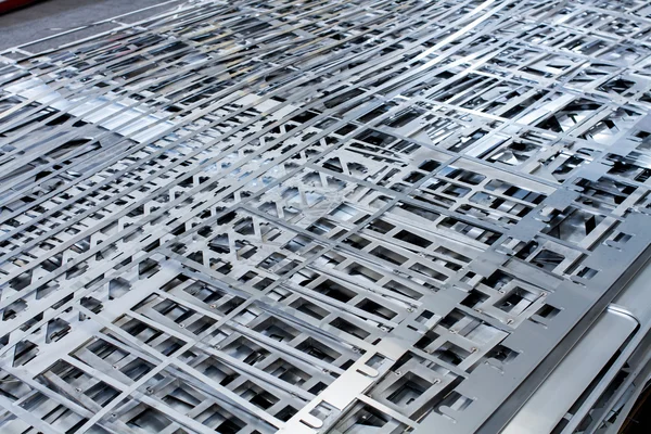 düzenlenen metal yaprak