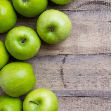 Ahşap üzerine yeşil elma