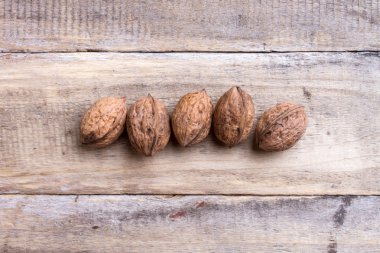 ahşap üzerine beş ceviz