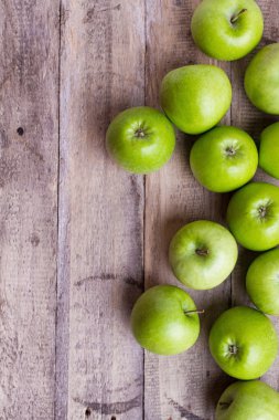 Ahşap üzerine yeşil elma