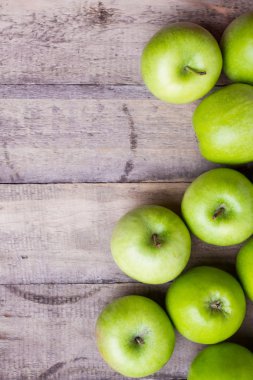 Ahşap üzerine yeşil elma