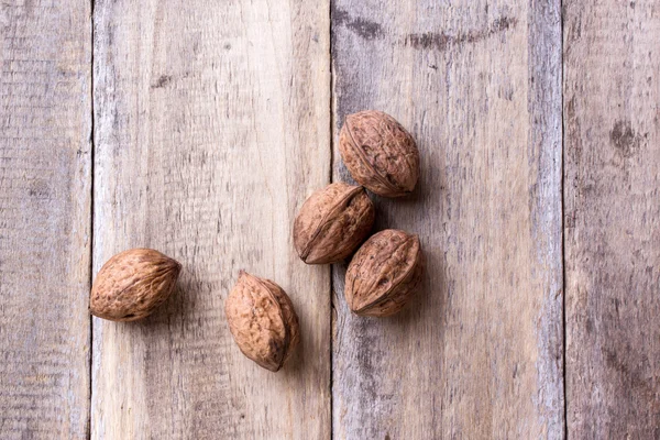 ahşap üzerine beş ceviz