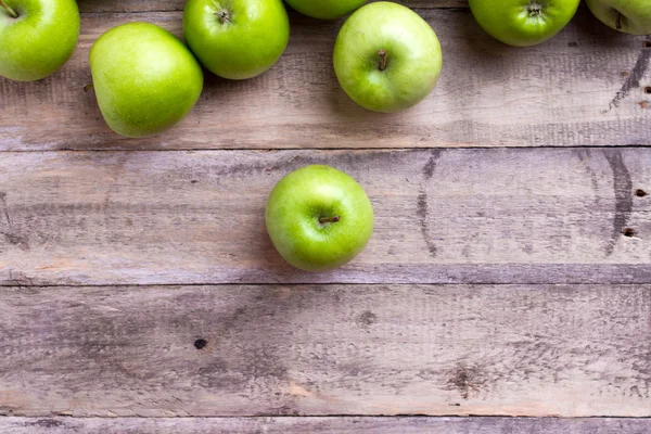 Ahşap üzerine yeşil elma