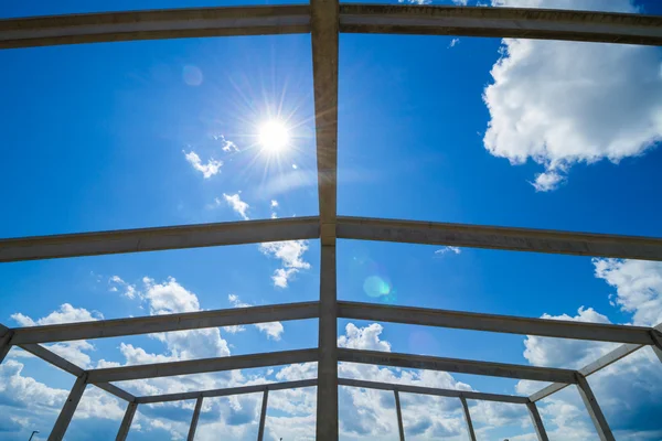 Estructura de vigas contra el cielo azul — Foto de Stock