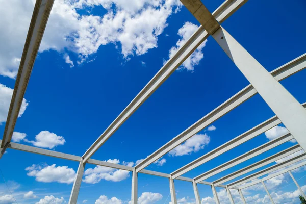 Estructura de vigas contra el cielo azul — Foto de Stock