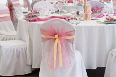 Düğün sandalye dekorasyonu ile