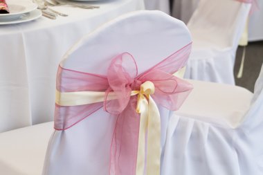 Düğün sandalye dekorasyonu ile