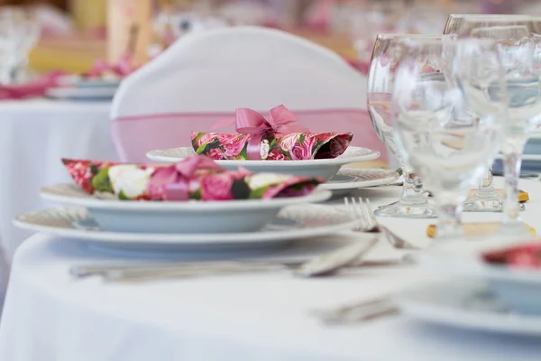 Hochzeitstisch gedeckt — Stockfoto