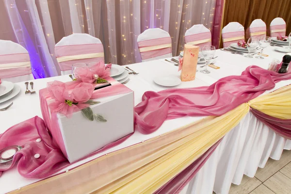 Bruiloft tabel met doos van de gift — Stockfoto
