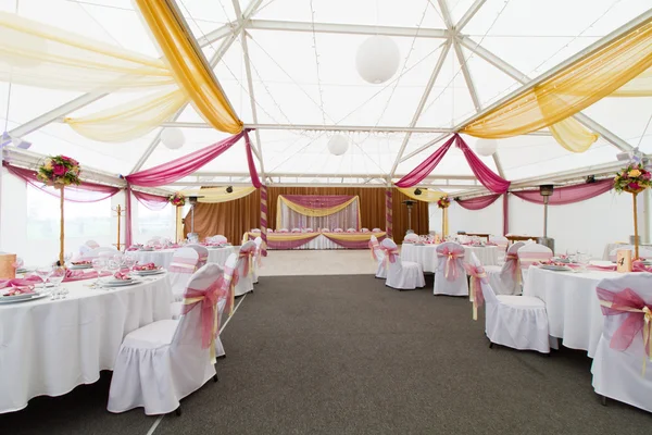 Salón de bodas con mesas de boda decoradas — Foto de Stock