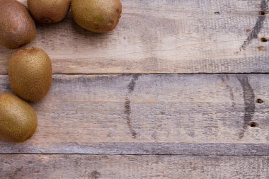 Kivi ahşap üzerine