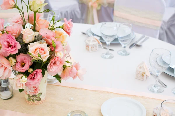 Svatební stůl s květinou — Stock fotografie