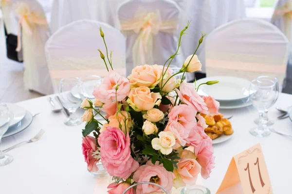 結婚式のテーブルの花 — ストック写真