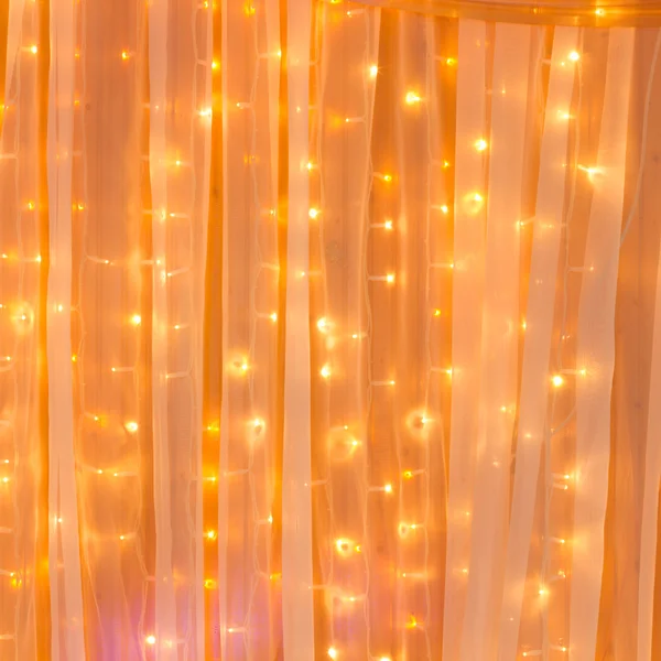 橙色的窗帘，灯 — 图库照片