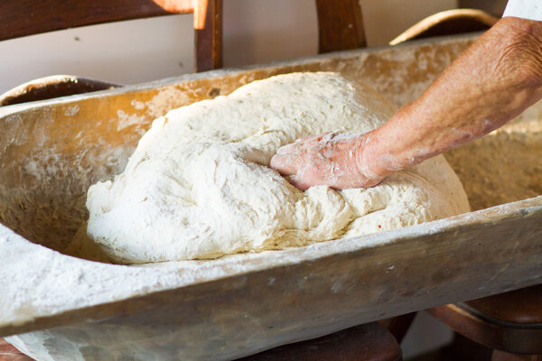 обработать тесто для хлеба пшеницы
