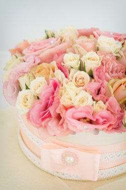 Bir buket pembe gül.