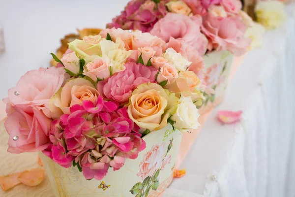 Tisch mit Blumen — Stockfoto