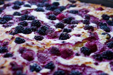 dut ve kırmızı raspberryt pasta