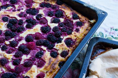 dut ve kırmızı raspberryt pasta