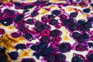 dut ve kırmızı raspberryt pasta