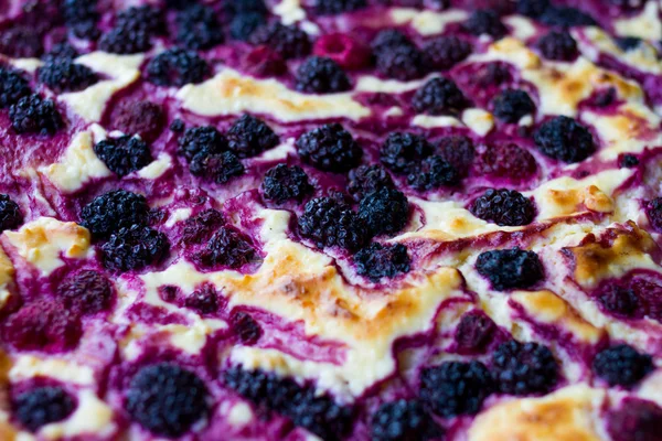 Pastel de morera y frambuesa roja — Foto de Stock