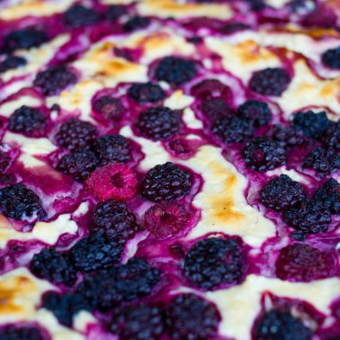 dut ve kırmızı raspberryt pasta