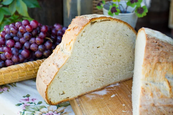 Половина свежего хлеба — стоковое фото