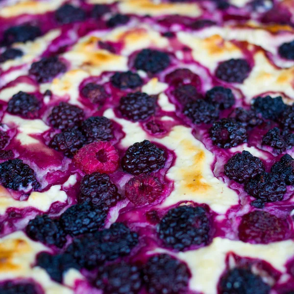 dut ve kırmızı raspberryt pasta