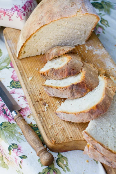 Frisches Brot in Scheiben — Stockfoto