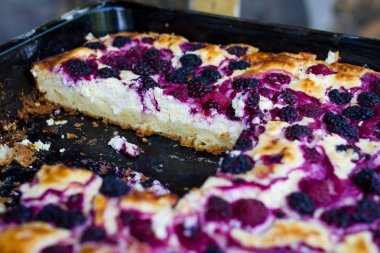 dut ve kırmızı raspberryt pasta