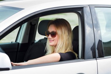 sarışın kadın sürücü